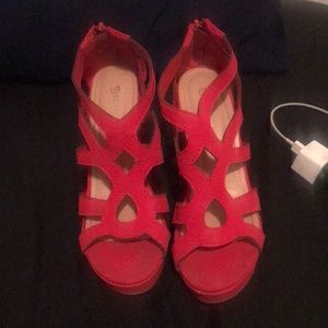 Bombshell red wedges